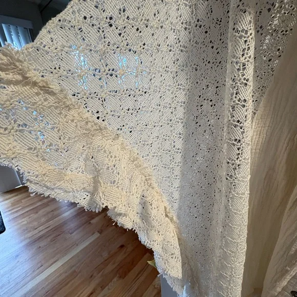 POL Cream Lace Detail Poncho style top - Picture 5 of 7